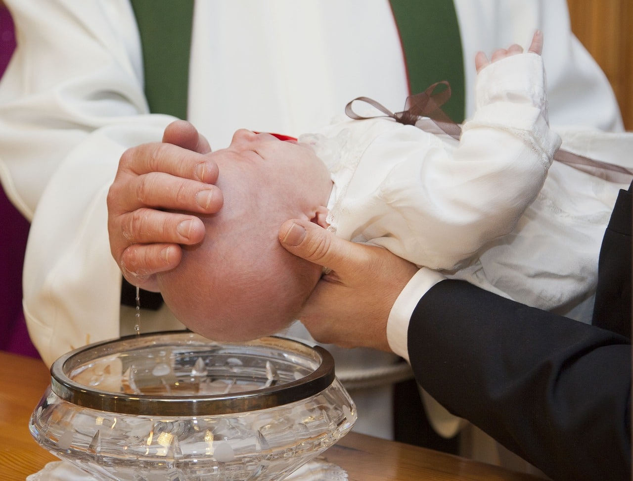 Le guide ultime : Qui doit vraiment acheter la médaille de baptême ?